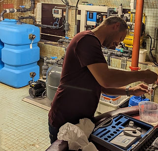 Cursist voert een meting uit tijdens het praktijkexamen